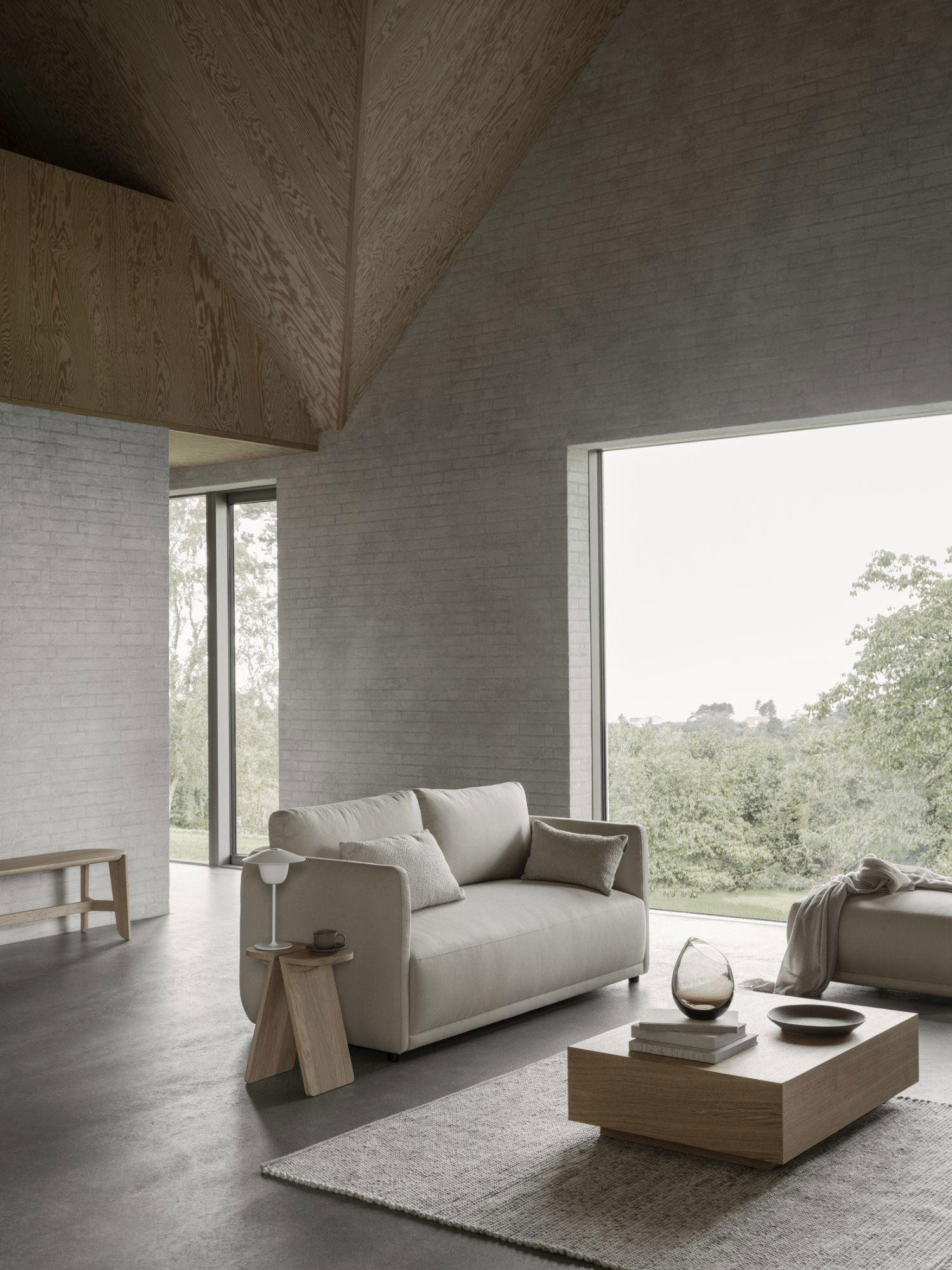 Moderner Wohnraum mit minimalistischem Design, natürlichem Licht und ruhigen Ausblicken nach draußen.