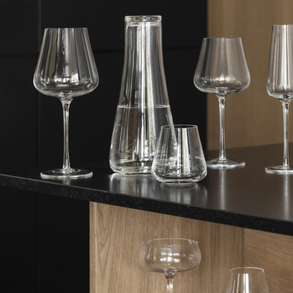Elegante Glaswarenkollektion, die auf einer stilvollen schwarzen Arbeitsplatte präsentiert wird.