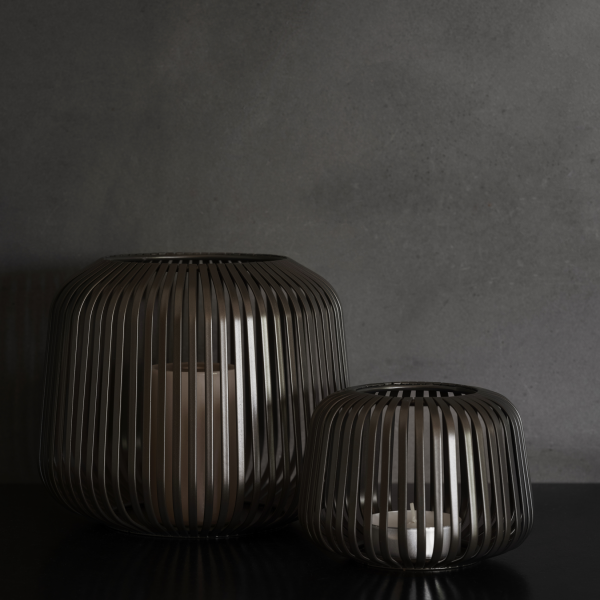 Stylische schwarze Metalllaternen, die einen dunklen, minimalistischen Hintergrund beleuchten.