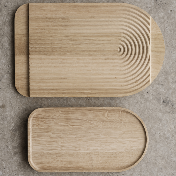 Zwei stilvolle Holzschneidebretter mit einzigartigen Formen und Texturen auf einer Steinoberfläche.