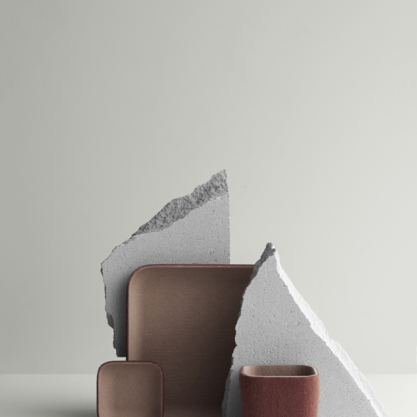Moderner Wohnraumdesign mit geometrischen Möbeln und strukturierten Wandelementen.