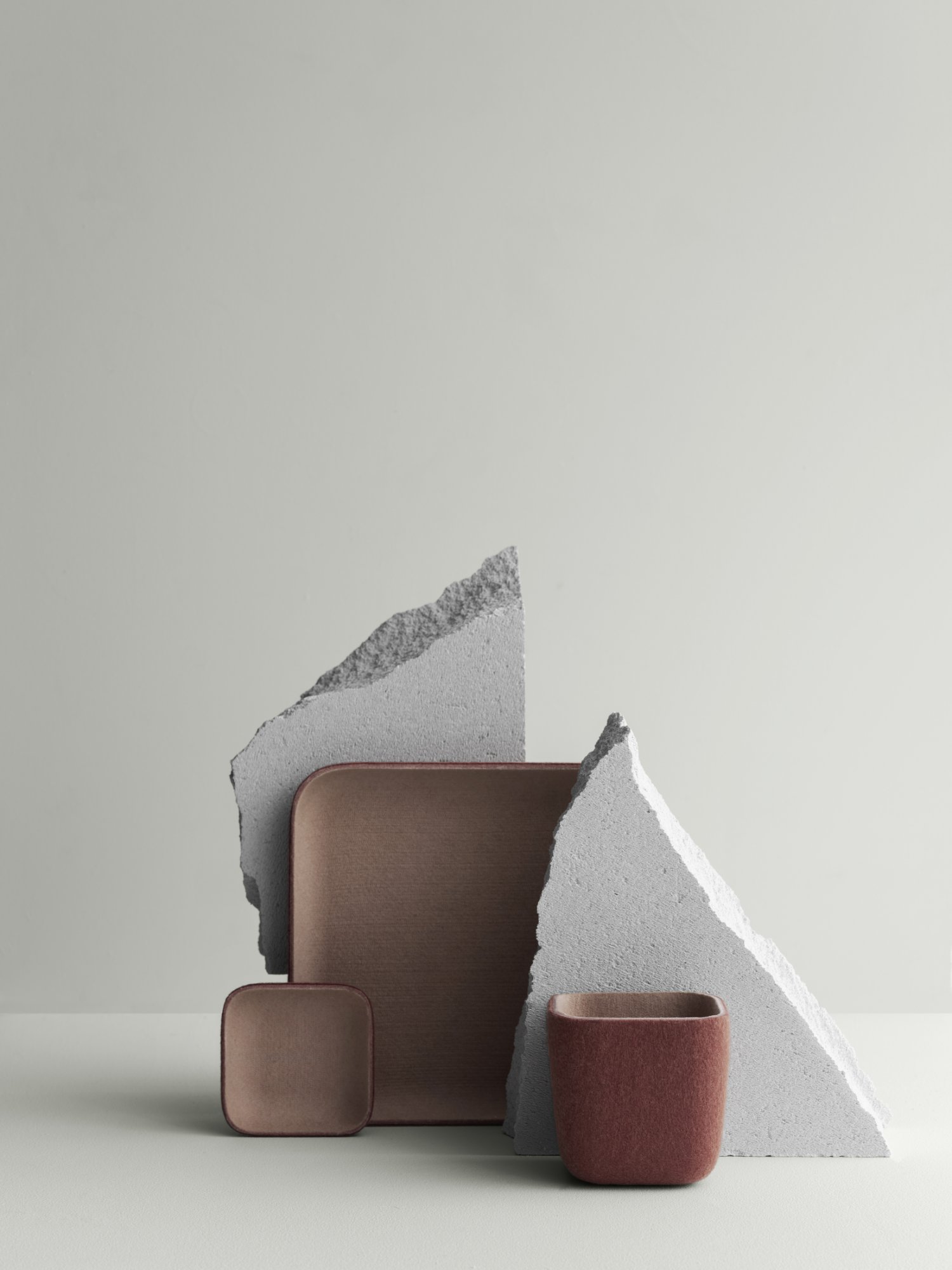 Moderner Wohnraumdesign mit geometrischen Möbeln und strukturierten Wandelementen.