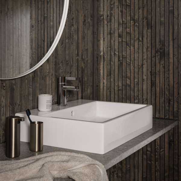Modernes Badezimmerwaschbecken mit schlankem Design, dunklen Holzwänden und stilvollen Accessoires.