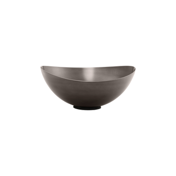 Stylische moderne Metall-Schüssel mit einem glatten, geschwungenen Design auf einem minimalistischen Hintergrund.