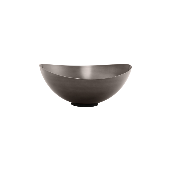 Stylische moderne Metall-Schüssel mit einem glatten, geschwungenen Design auf einem minimalistischen Hintergrund.