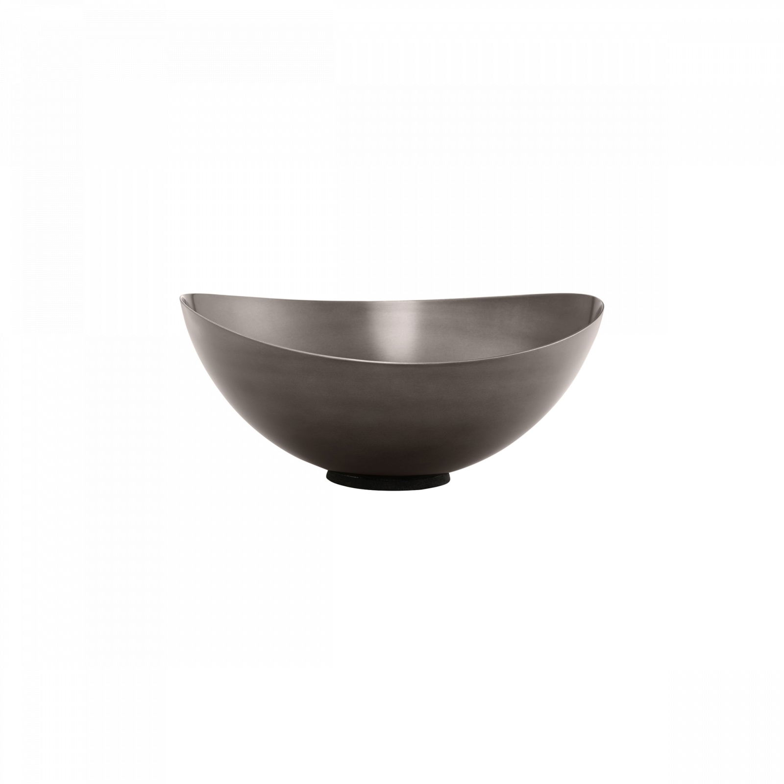 Stylische moderne Metall-Schüssel mit einem glatten, geschwungenen Design auf einem minimalistischen Hintergrund.
