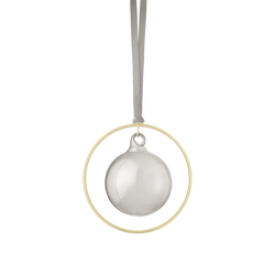 Elegantes weißes Ornament, das in einem runden goldenen Ring hängt, perfekt für die Feiertagsdekoration.