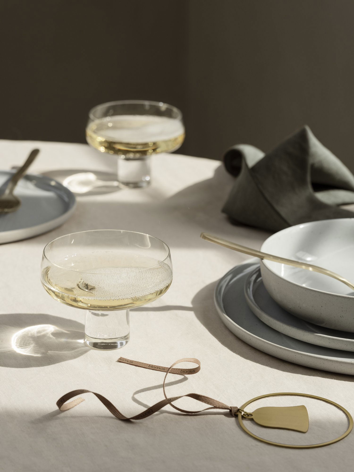 Elegante Tischdekoration mit Champagnergläsern, eleganten Tellern und sanften Stoffservietten.