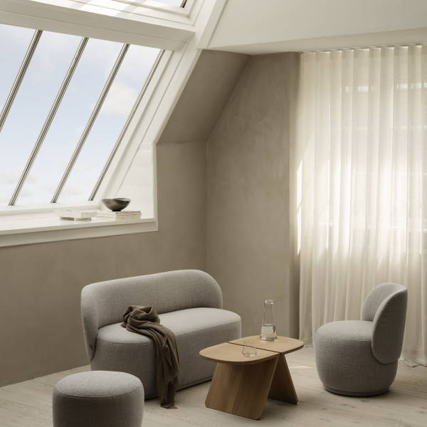 Modern minimalist Wohnzimmer mit gemütlicher Möbeln, natürlichem Licht und sanften Texturen.