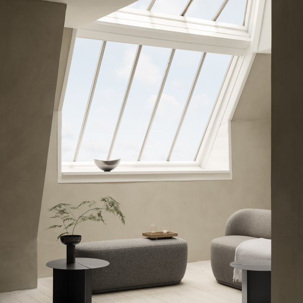 Moderner Wohnraum mit Oberlicht, gemütlichen Möbeln und minimalistischer Dekoration.