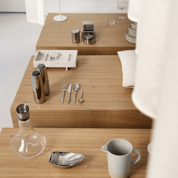 Stylische moderne Tischdekoration mit Besteck und dekorativen Gegenständen auf Holzoberflächen.