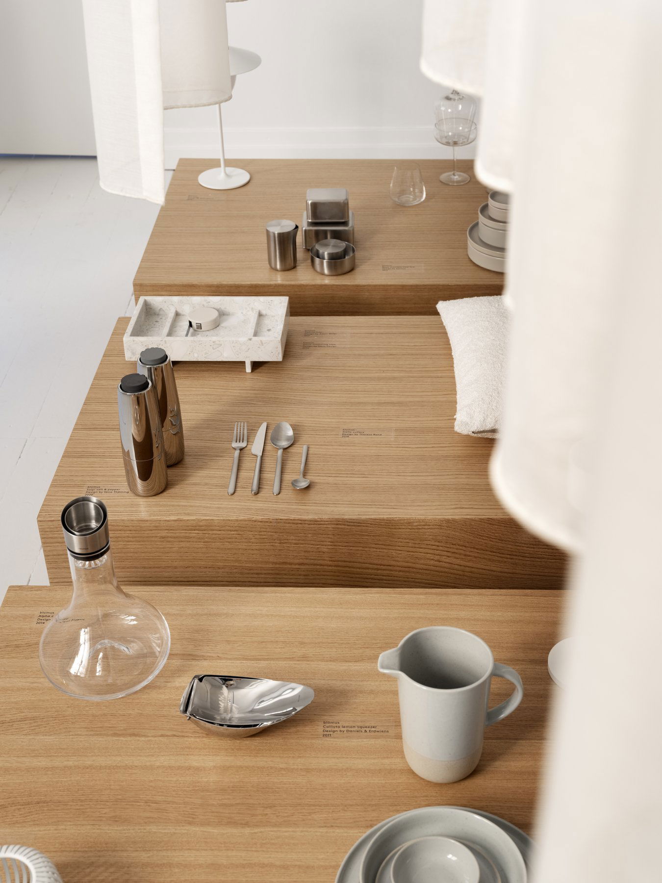 Stylische moderne Tischdekoration mit Besteck und dekorativen Gegenständen auf Holzoberflächen.