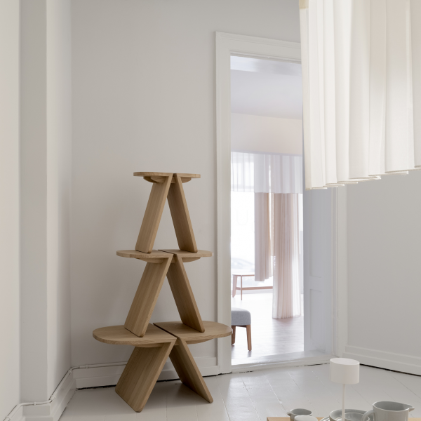 Modernes Holzregal in einem minimalistischen Innendesign.
