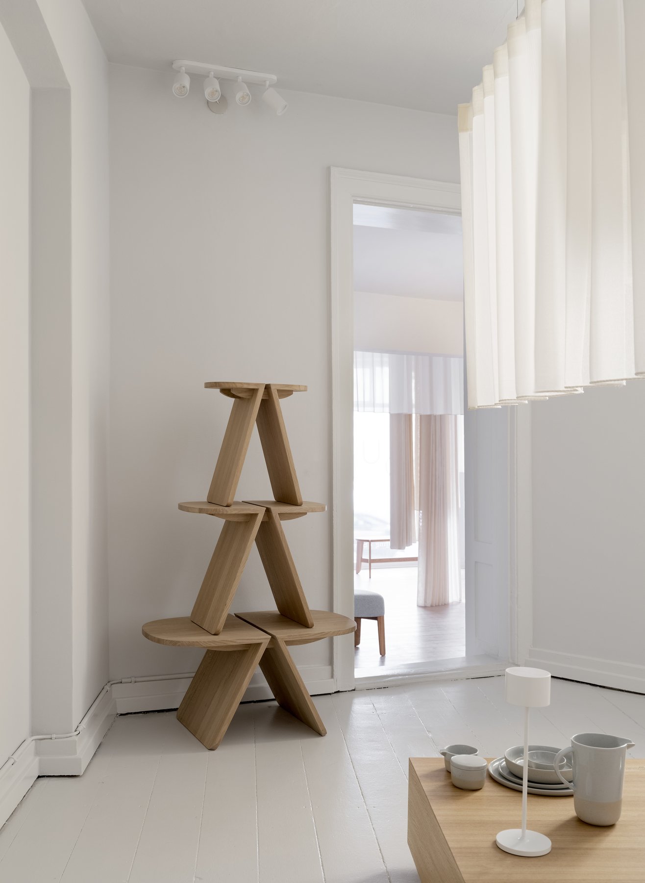 Modernes Holzregal in einem minimalistischen Innendesign.