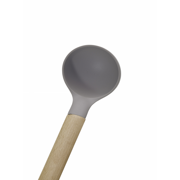 Grau silikonschaufel mit einem Holzgriff auf einem weißen Hintergrund.