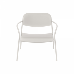 Moderne weiße Stuhl mit minimalistischem Design und schlankem Metallrahmen.