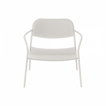 Moderne weiße Stuhl mit minimalistischem Design und schlankem Metallrahmen.