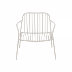 Moderne minimalistische Stuhl mit einem lamellenförmigen Design in heller Farbe.