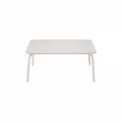 Modern weißer rechteckiger Tisch mit schlanken Beinen auf einem schlichten Hintergrund.