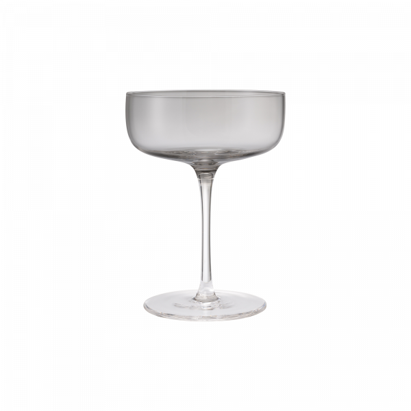 Elegantes Kristall-Coupéglas auf einem weißen Hintergrund für Cocktails und Getränke.