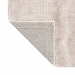 Weicher beiger Teppich mit einem strukturierten Design, perfekt um Wärme in jede Raumdekoration zu bringen.