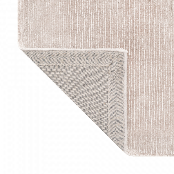 Weicher beiger Teppich mit einem strukturierten Design, perfekt um Wärme in jede Raumdekoration zu bringen.