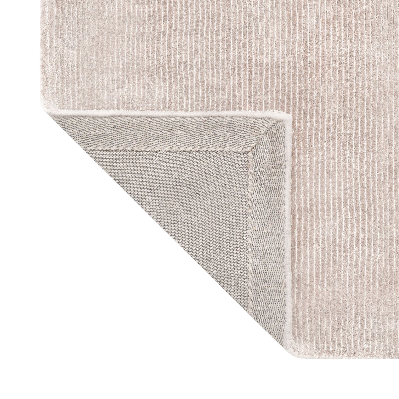 Weicher beiger Teppich mit einem strukturierten Design, perfekt um Wärme in jede Raumdekoration zu bringen.