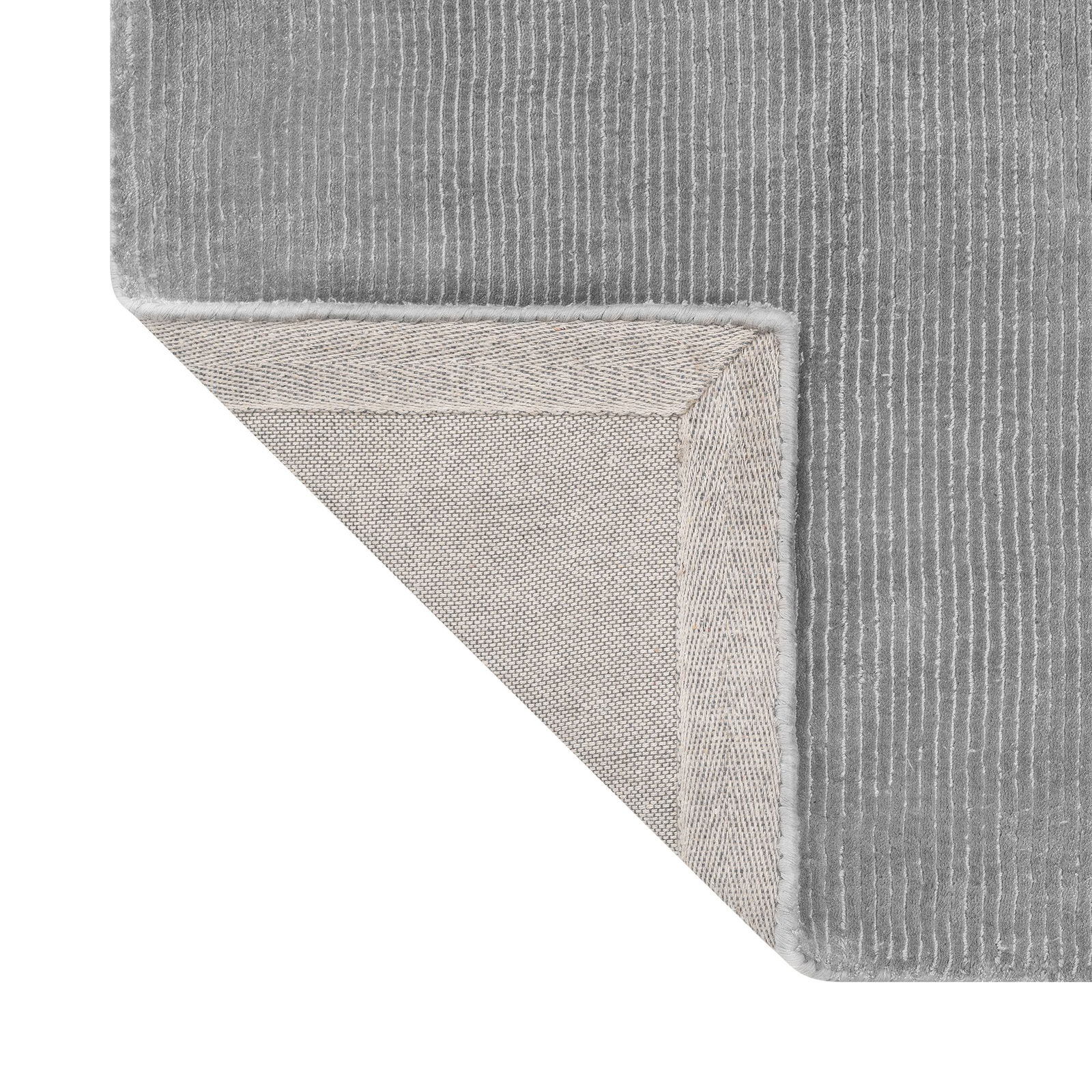 Grau strukturierter Teppich-Ecke mit einem beigefarbenen Rand und gestreiftem Muster.
