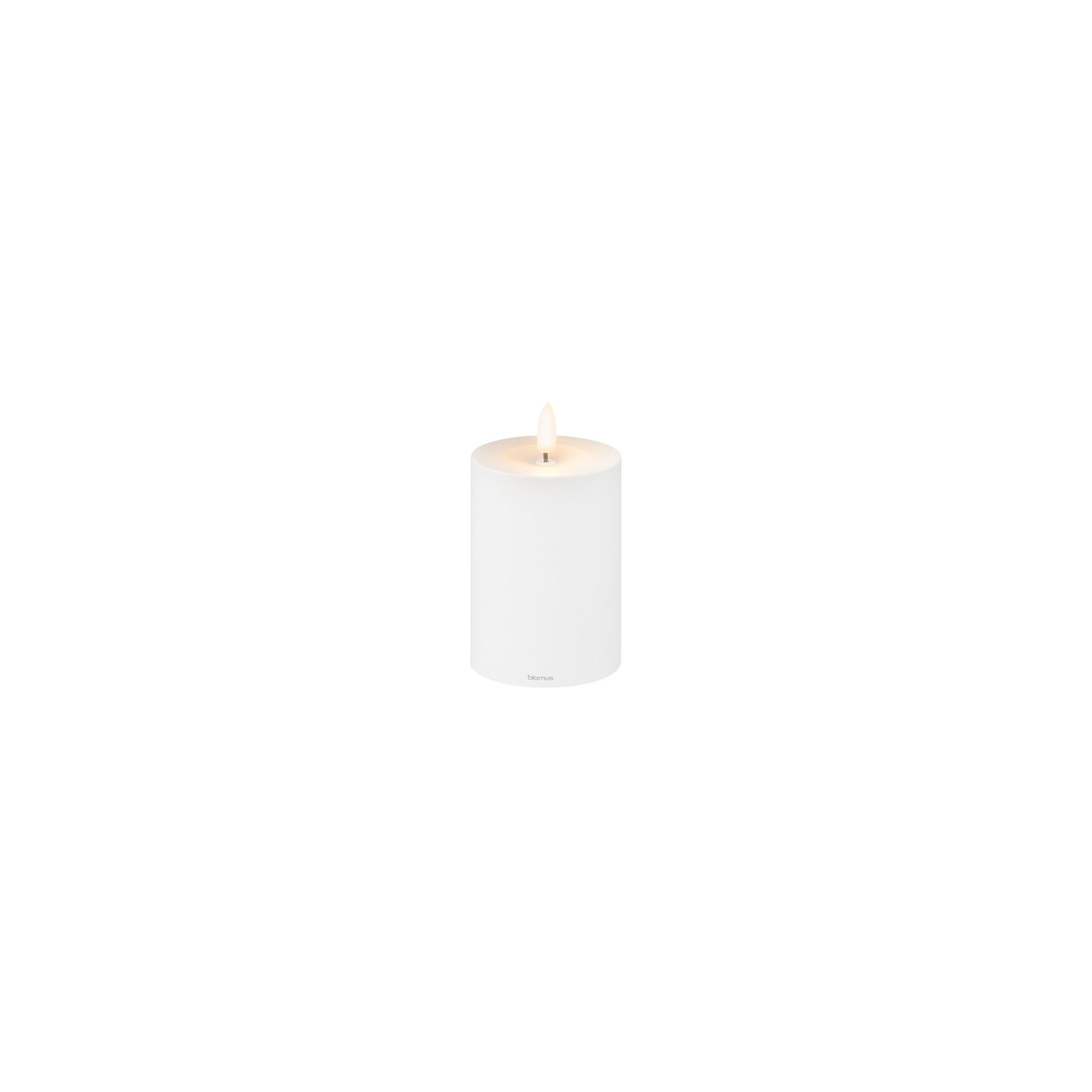 Weiße dekorative Kerze mit einer sanften Flamme auf einem minimalistischen Hintergrund.