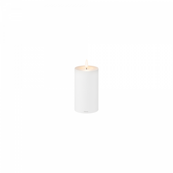 "Weiße zylindrische Kerze mit sanftem Licht, perfekt für die Wohnkultur und Entspannung."