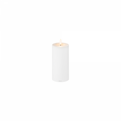 Weiße Säulenk candle mit warmem Licht, perfekt für Wohnkultur und Atmosphäre.