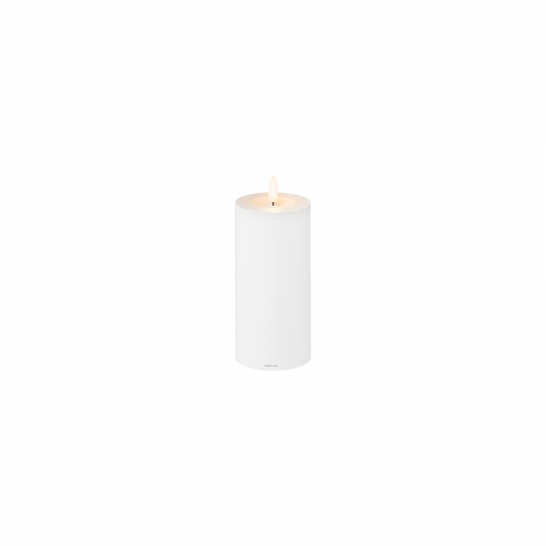 Weiße Säulenk candle mit warmem Licht, perfekt für Wohnkultur und Atmosphäre.