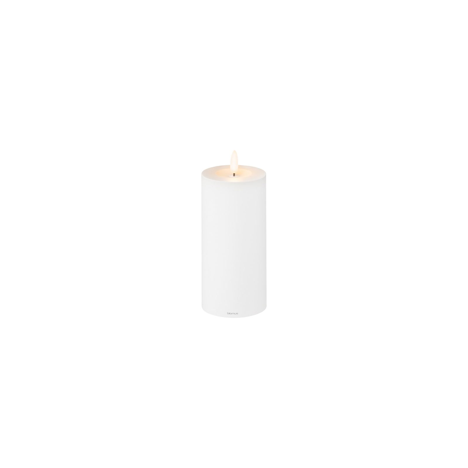 Weiße Säulenk candle mit warmem Licht, perfekt für Wohnkultur und Atmosphäre.