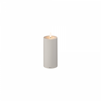 Weißer Säulenkandel mit sanftem Licht, perfekt für die Wohnkultur und Atmosphäre.