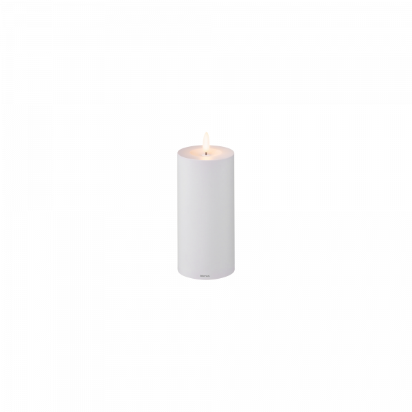 Weiße Säulenkerze mit einer sanften Flamme oben, ideal für die Wohnkultur und Atmosphäre.