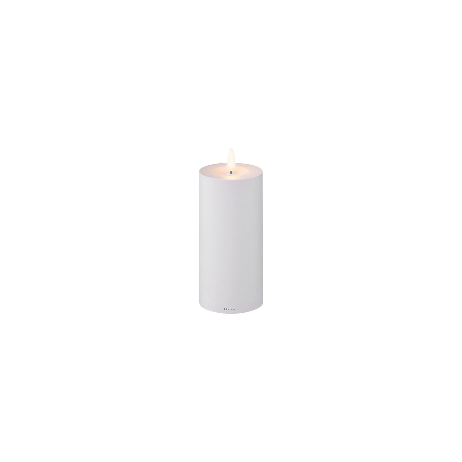Weiße Säulenkerze mit einer sanften Flamme oben, ideal für die Wohnkultur und Atmosphäre.
