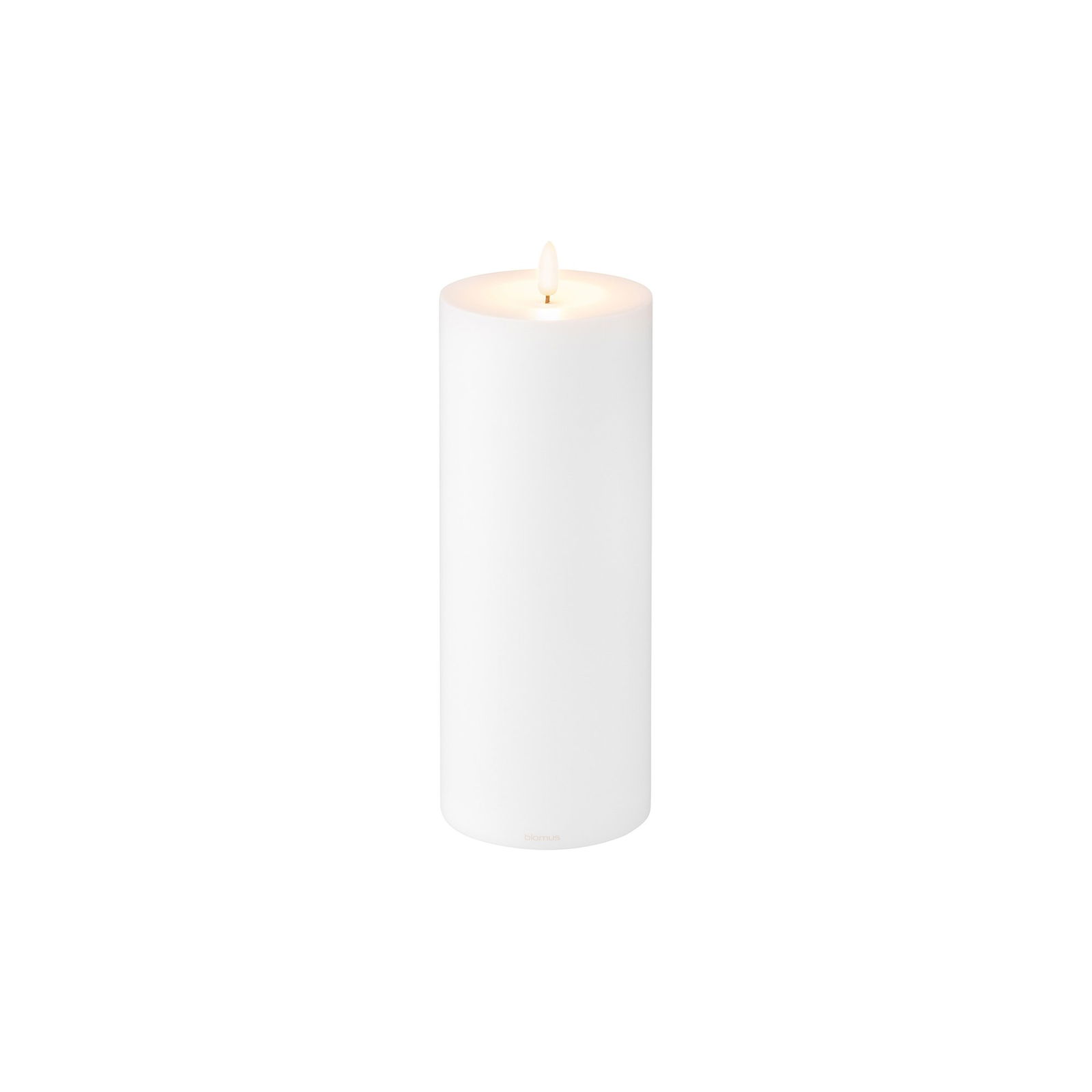Weisse Säulenkerze mit einer brennenden Docht, die jedem Ambiente ein warmes Licht verleiht.