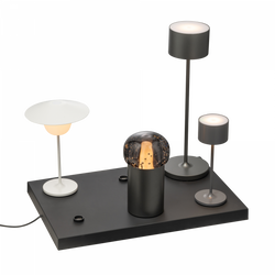 Moderne Lichtkollektion mit drei stilvollen Lampen auf einem eleganten schwarzen Fuß.