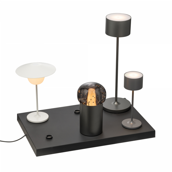 Moderne Lichtkollektion mit drei stilvollen Lampen auf einem eleganten schwarzen Fuß.