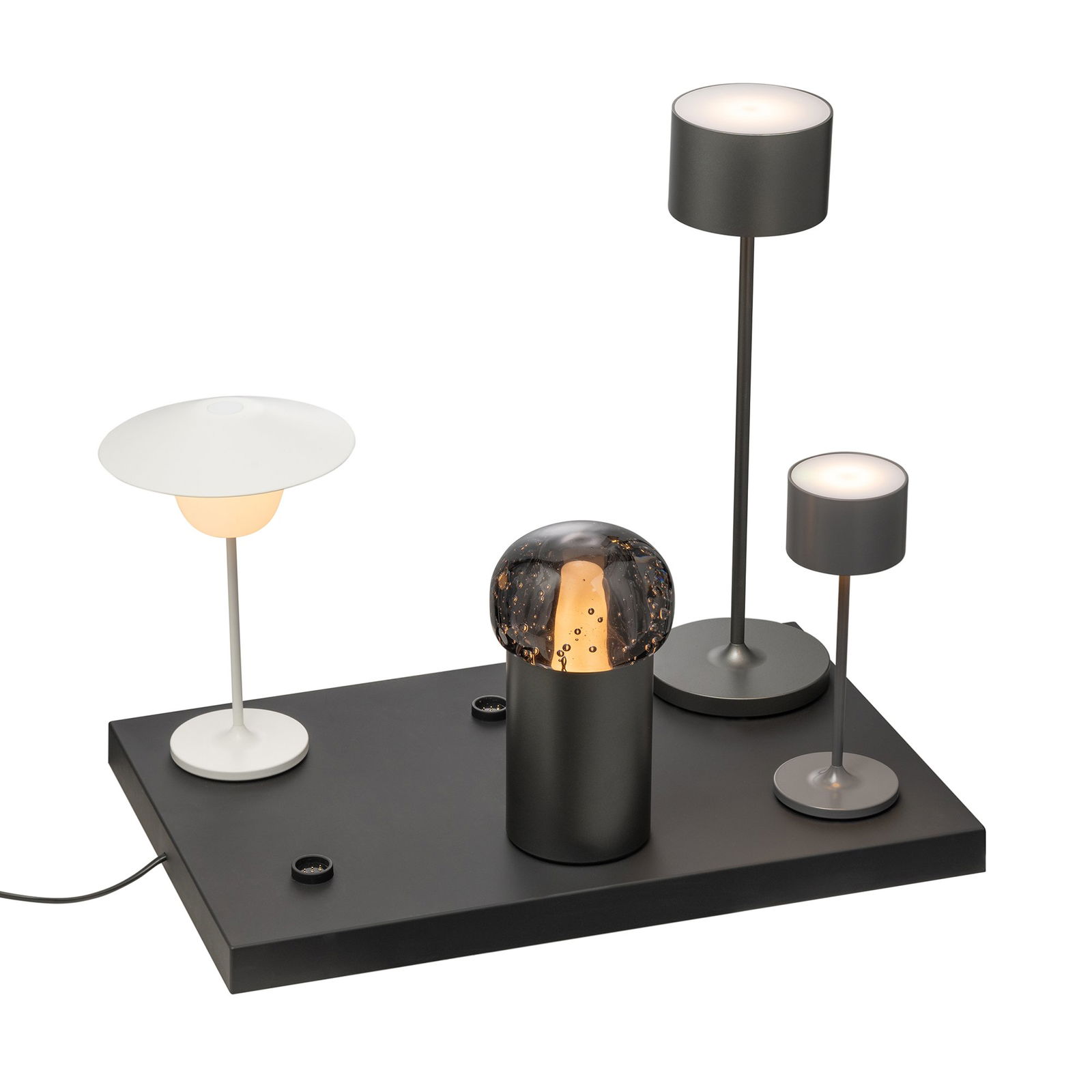 Moderne Lichtkollektion mit drei stilvollen Lampen auf einem eleganten schwarzen Fuß.
