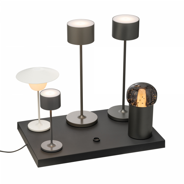 Modernes Tischlampenset mit verschiedenen Designs und Größen auf einem eleganten schwarzen Fuß.