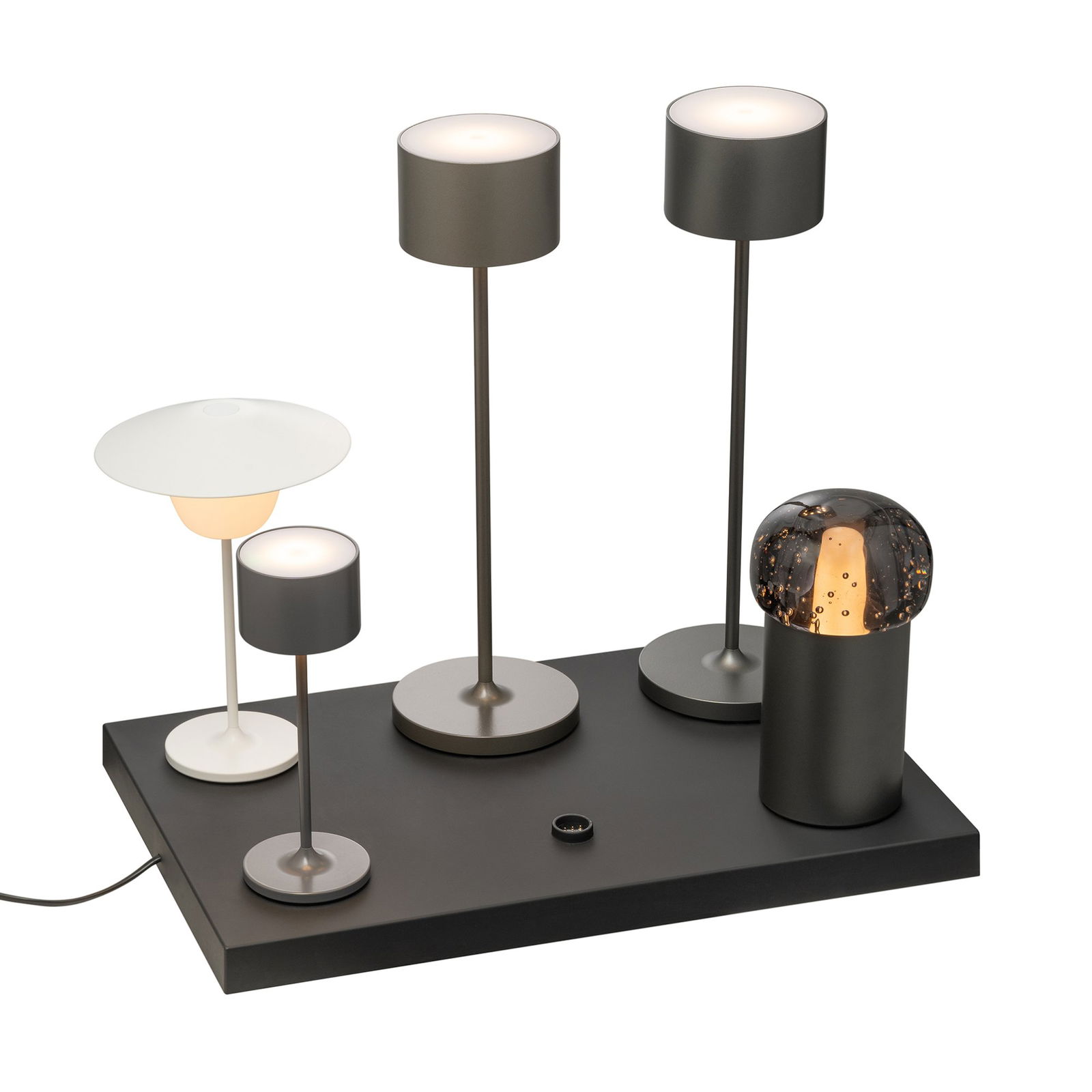 Modernes Tischlampenset mit verschiedenen Designs und Größen auf einem eleganten schwarzen Fuß.