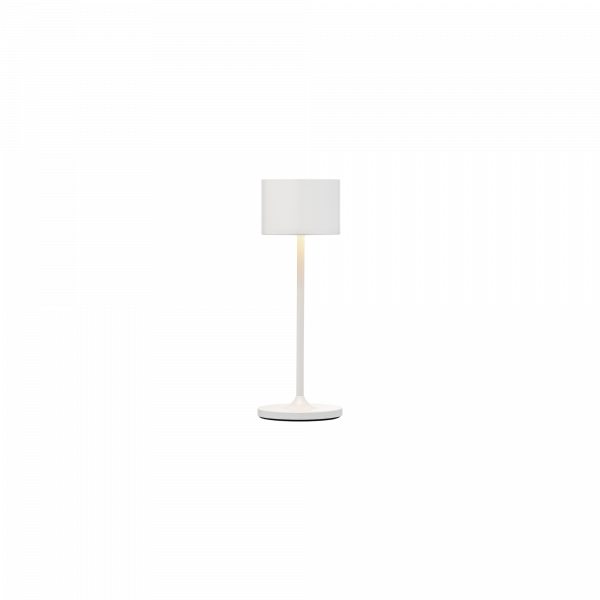 Weiße Tischlampe mit zylindrischem Schirm und schlankem Sockel, perfekt für modernes Dekor.