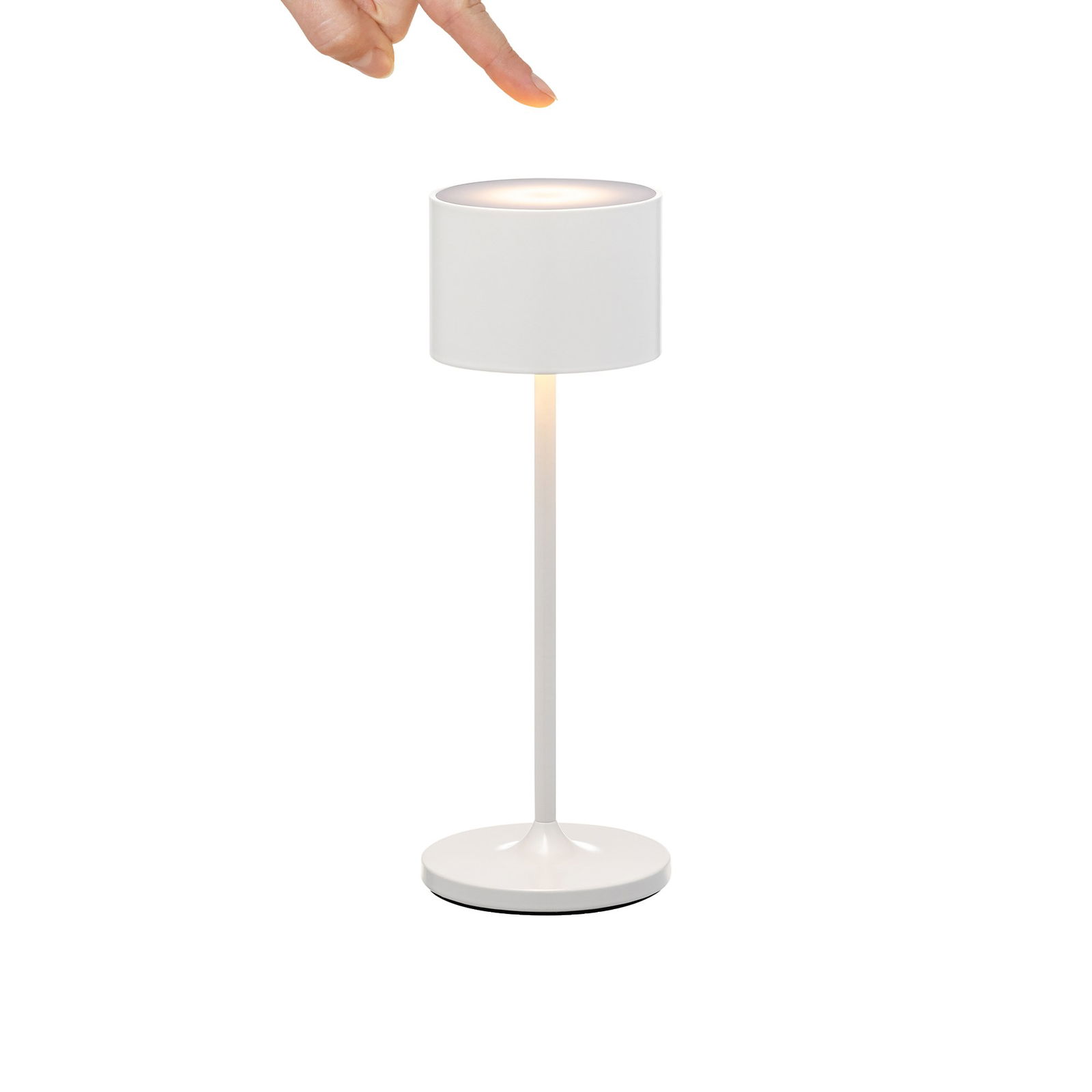 Hand zeigt auf eine moderne weiße Tischlampe mit einem zylindrischen Schirm und einem eleganten Design.