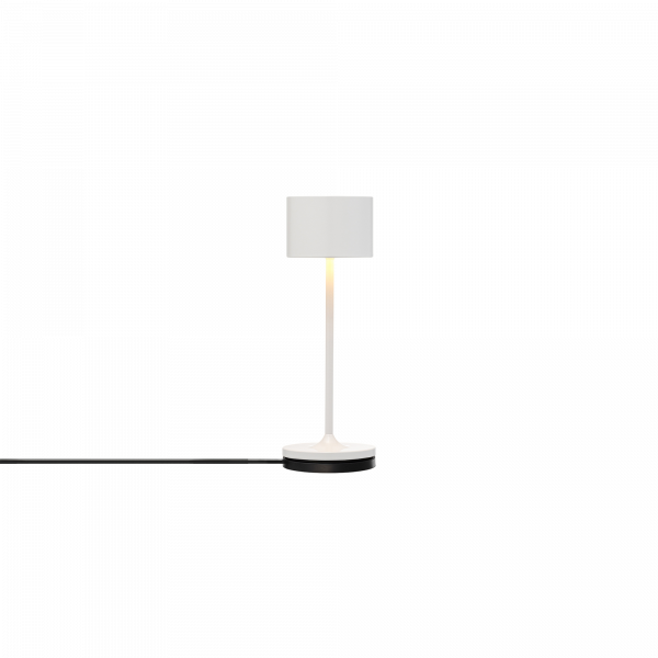 Moderne weiße Tischlampe mit sleekem Design und minimalistischer Basis.