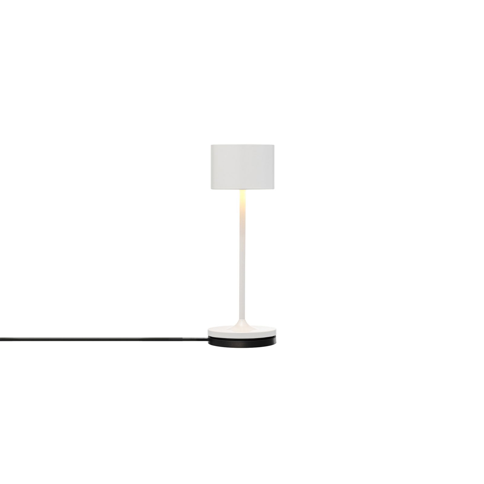 Moderne weiße Tischlampe mit sleekem Design und minimalistischer Basis.