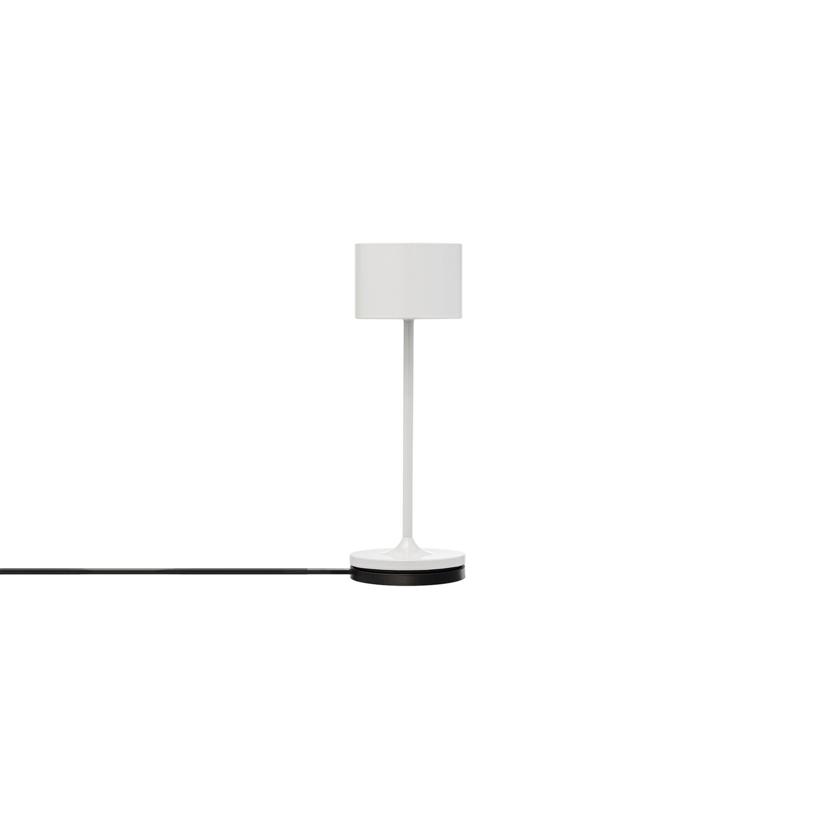 Moderne weiße Tischlampe mit einem zylindrischen Schirm und elegantem Design an einem schwarzen Kabel.