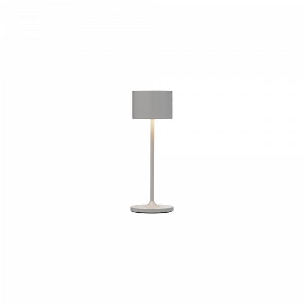 Moderne Tischlampe mit sleekem Design und neutralem grauen Schirm auf einem runden Fuß.