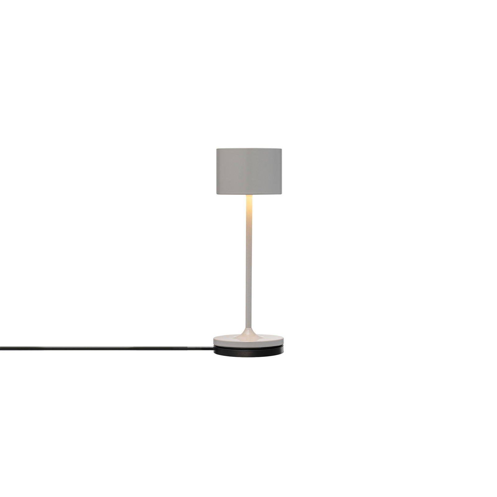 Moderne weiße Tischlampe mit einfachem Design und warmem Lichtschein.