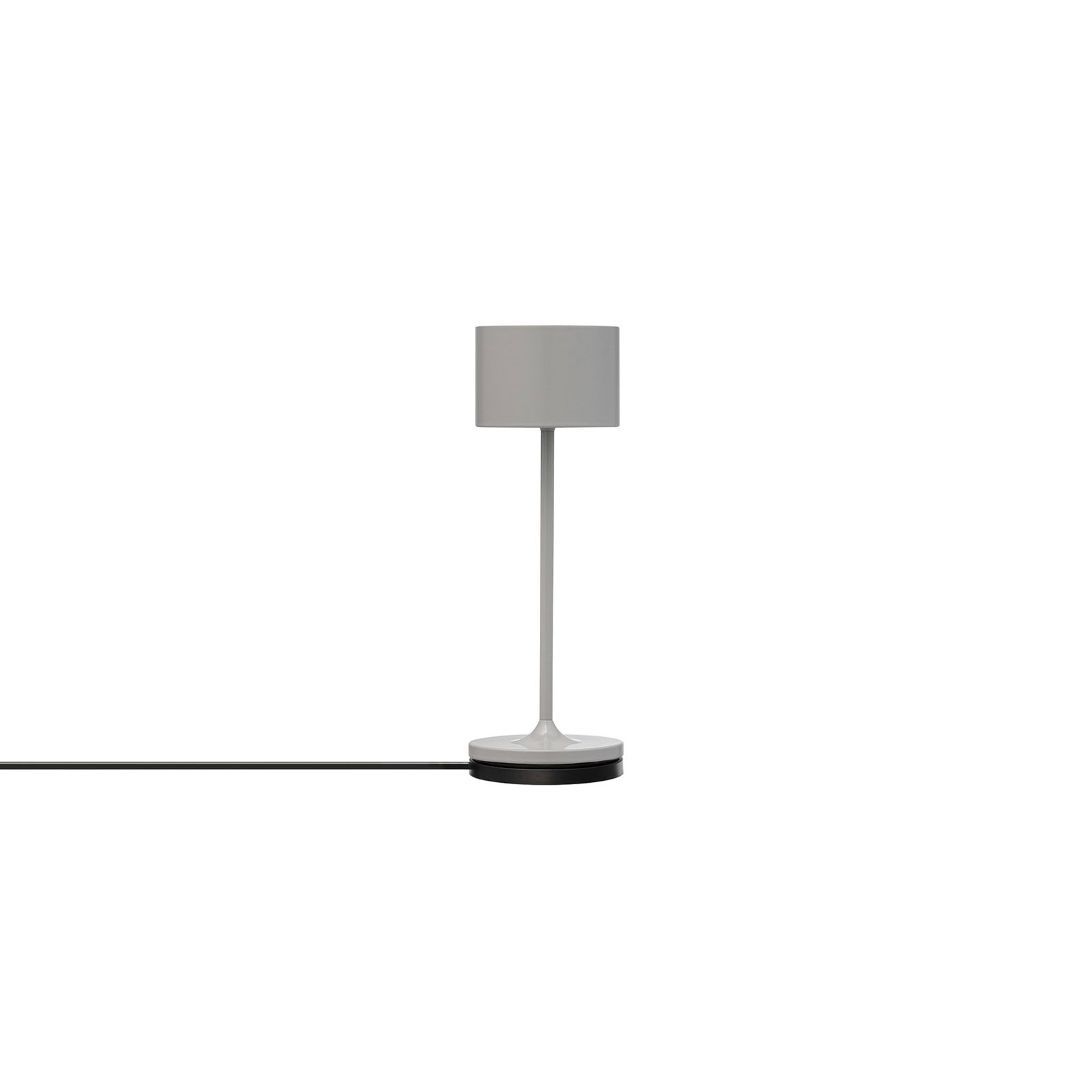 Moderne weiße Tischlampe mit einem zylindrischen Schirm und einem schlanken Sockel auf einem schlichten Hintergrund.